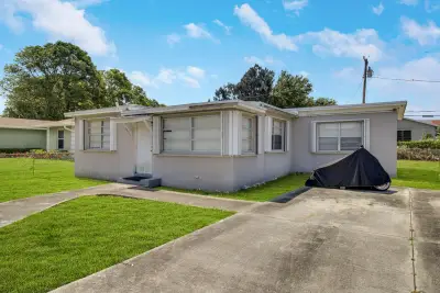 1325 W 32nd St, Riviera Beach: photo 1 of 8