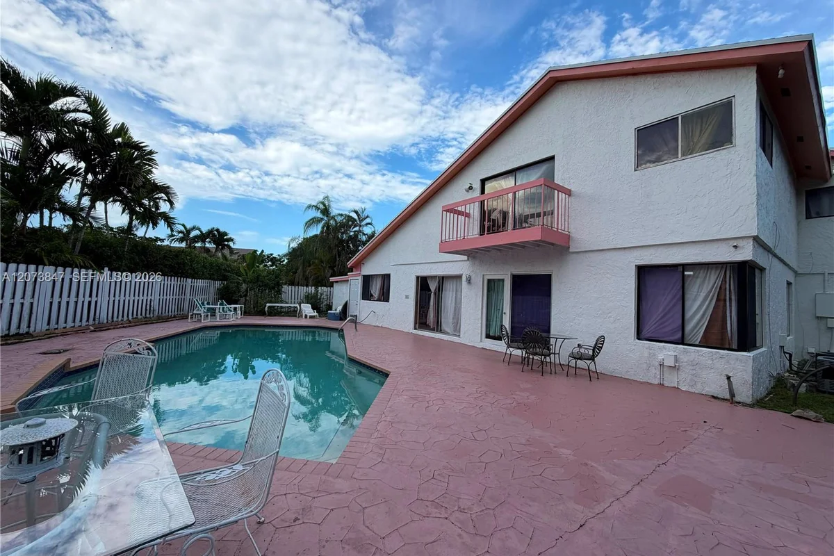 633 NE 204th Ln, Miami: photo 1 of 13