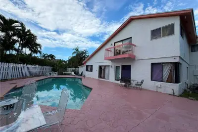 633 NE 204th Ln, Miami: photo 1 of 13