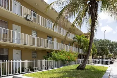 955 W 74 St #207, Hialeah: photo 1 of 5