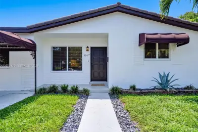 1667 SW 10th St, Miami: photo 1 of 30