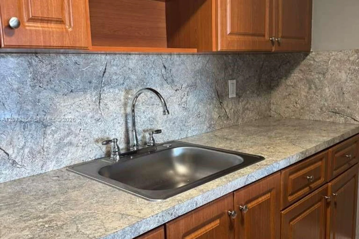 Apartment in Hialeah: photo 1 of 6