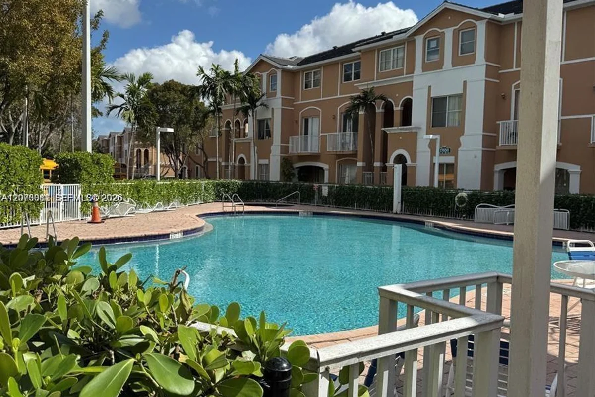 7080 NW 177th St #201-13, Hialeah: photo 1 of 20