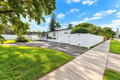 1220 NE 8th St, Pompano Beach: photo 1 of 36