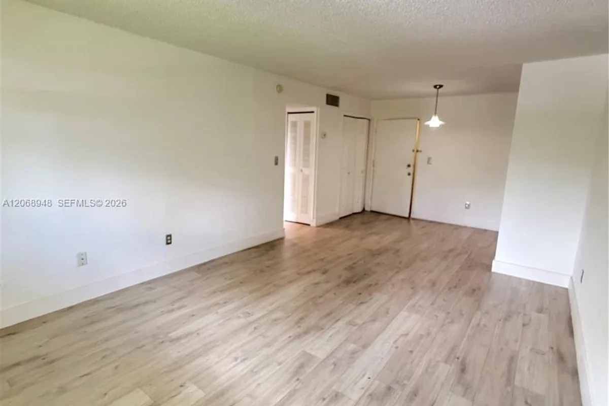 606 W 81st St #209, Hialeah: photo 1 of 6