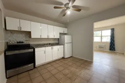 900 SW 5th St #2, Hallandale Beach: photo 1 of 8