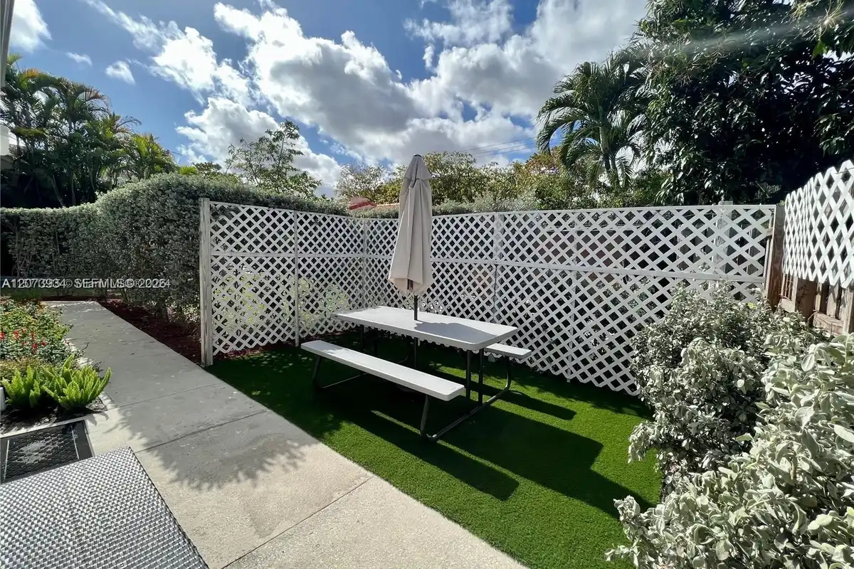 361 SW 20th Rd #B, Miami: photo 1 of 10