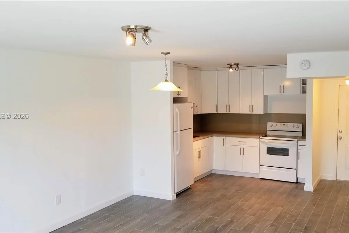 15205 NE 6th Ave #D204, Miami: photo 1 of 32