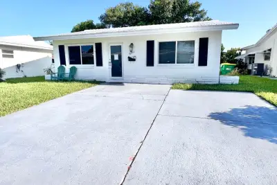 6711 NW 72nd St, Tamarac: photo 1 of 12