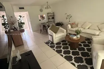 1055 Country Club Dr #402, Margate: photo 1 of 16