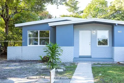 1704 NW 18th St, Fort Lauderdale: photo 1 of 9