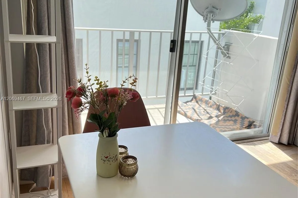 221 Meridian Ave #305, Miami Beach: photo 1 of 12