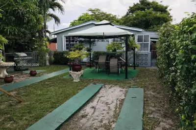 229-230 NW 48th Ct, Miami: photo 1 of 32