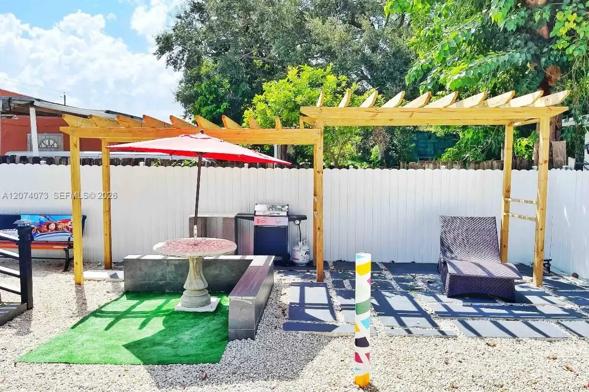 1021 NW 30th St, Miami: photo 1 of 6