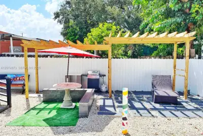 1021 NW 30th St, Miami: photo 1 of 6