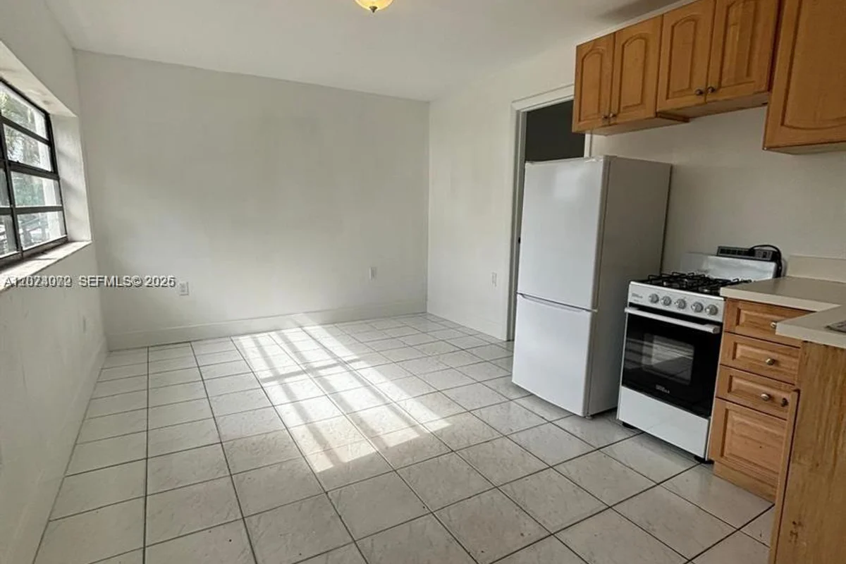 1660 SW 24th Ave, Miami: photo 1 of 14