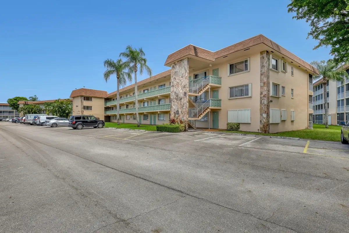 400 Village Green Cir W #117, Palm Springs: photo 1 of 19