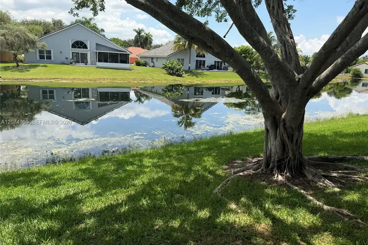 9454 S Palm Cir S, Pembroke Pines: photo 1 of 23