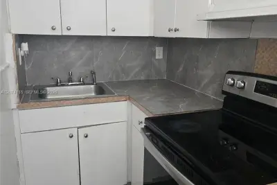 250 SW 11th Ave #4, Homestead: photo 1 of 7