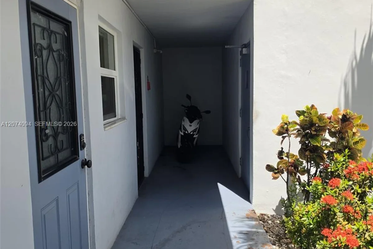 300 NE 12th Ave #108, Hallandale Beach: photo 1 of 44
