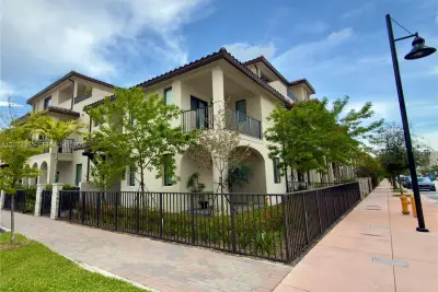 8388 NW 49th St, Doral: photo 1 of 33