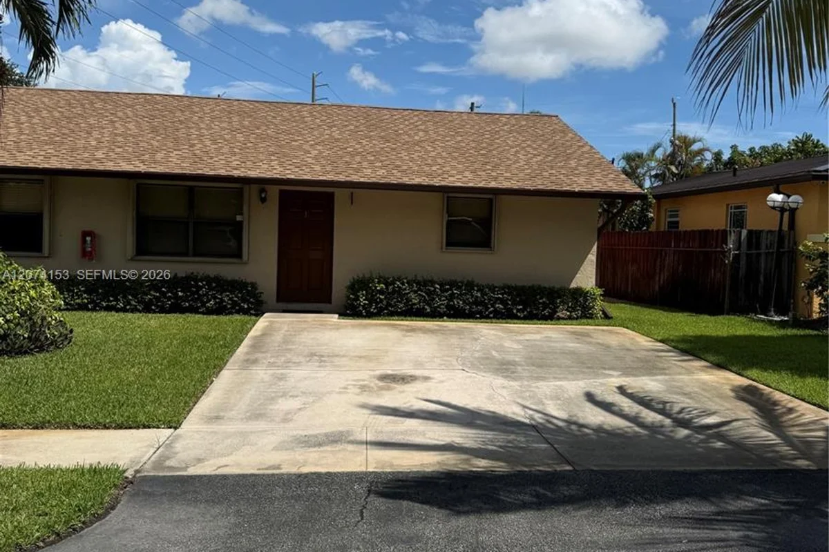 278 SW 7th St #1, Dania Beach: photo 1 of 2