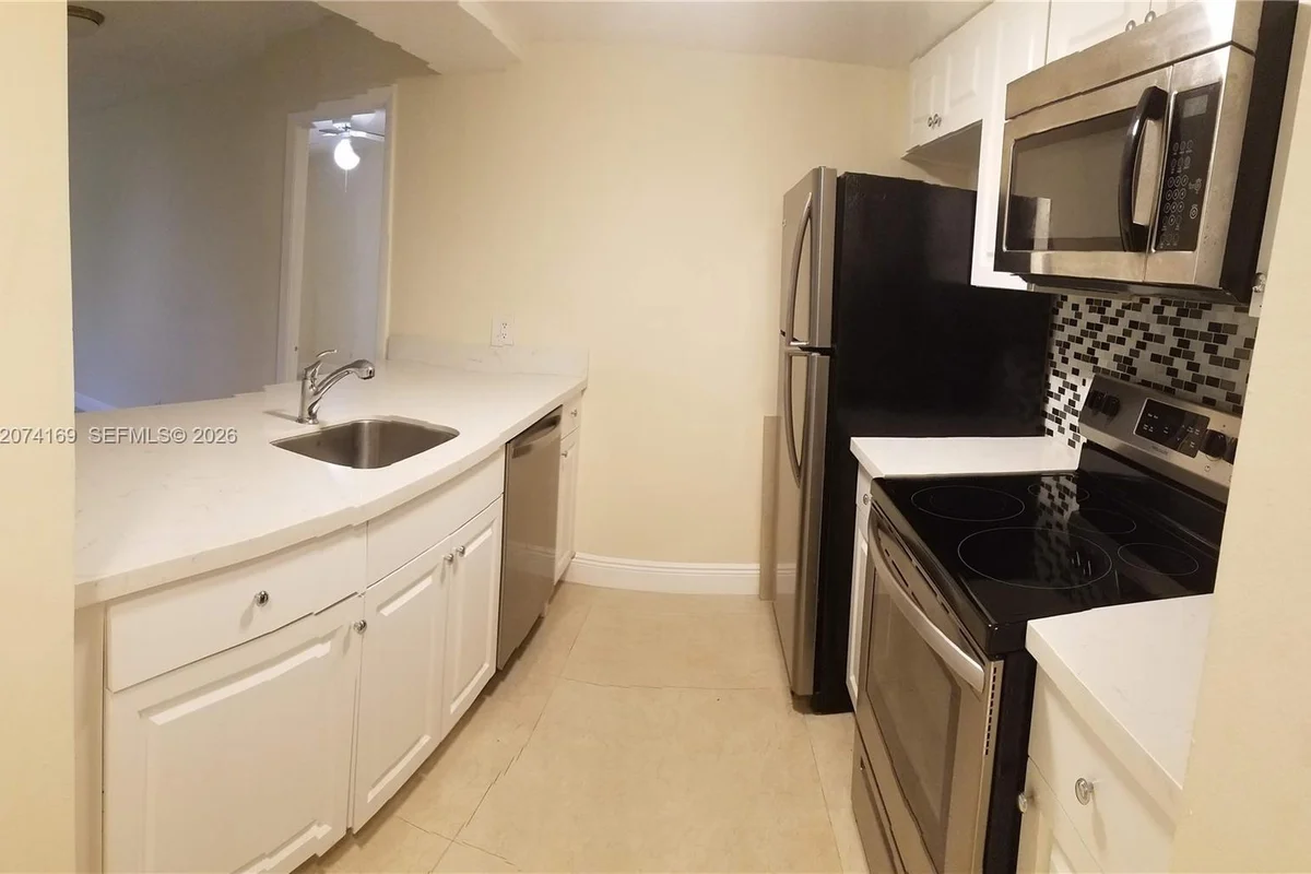 8100 Geneva Ct #438, Doral: photo 1 of 13
