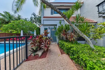 1315 Miami Rd #D, Fort Lauderdale: photo 1 of 36