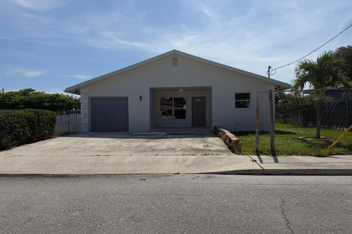 1418 K, Lake Worth Beach: photo 1 of 19