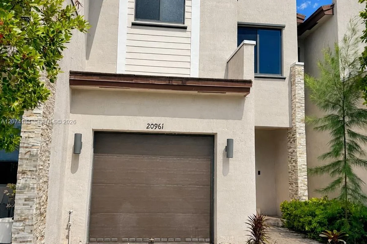 Townhouse in Miami: photo 1 of 2