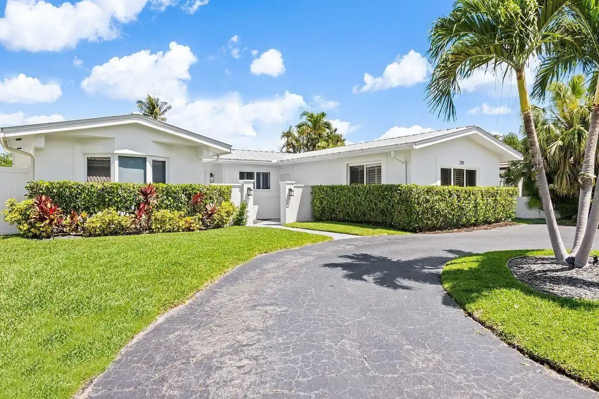2011 NE 60th St, Fort Lauderdale: photo 1 of 35