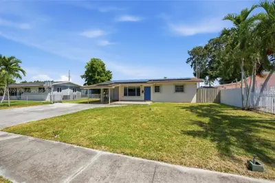 681 W 55th Pl, Hialeah: photo 1 of 35