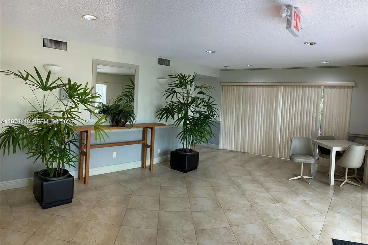 7900 Camino Cir #403, Miami: photo 1 of 17