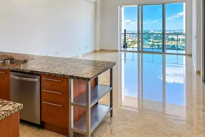 185 SW 7th St #4303, Miami: photo 1 of 3