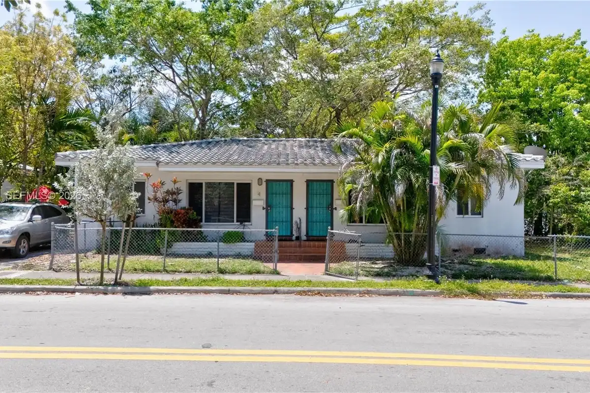 2 NE 45th St #4, Miami: photo 1 of 21