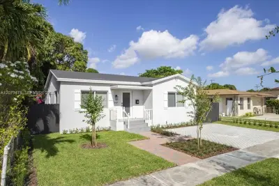 449 E 10th St, Hialeah: photo 1 of 28
