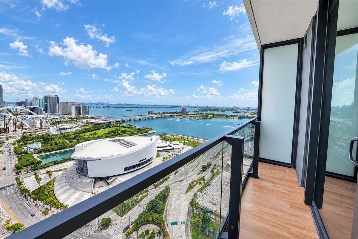 Condo in Miami: photo 1 of 18