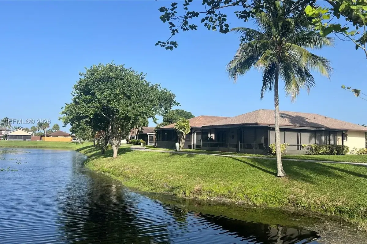 5437 Mendoza St, West Palm Beach: photo 1 of 58