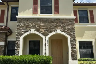 3209 SE 5th St, Homestead: photo 1 of 35