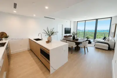 2411 Laguna Cir #1503, North Miami: photo 1 of 30