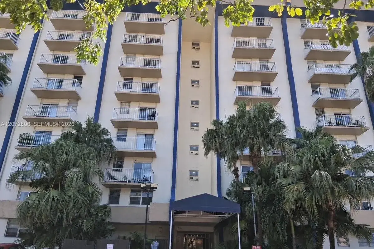 Condo in Miami: photo 1 of 5