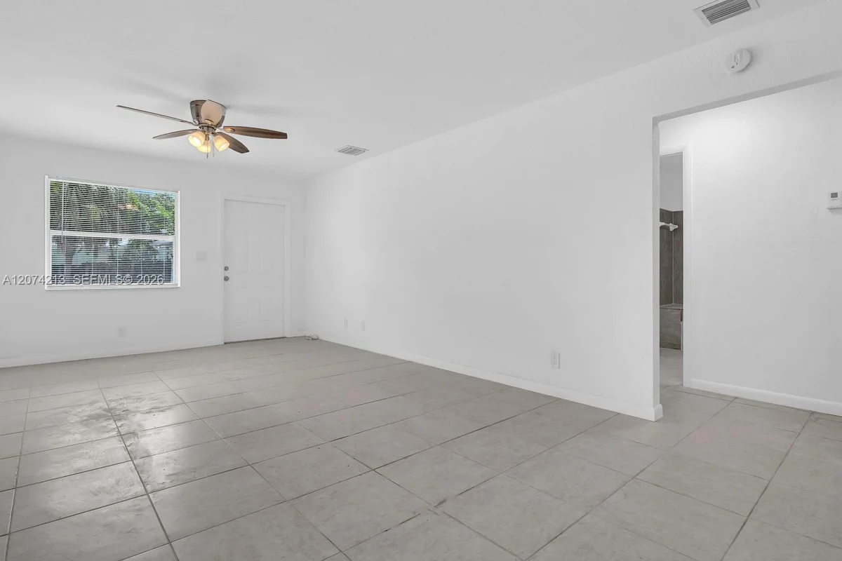 241 NW 40th St #3, Oakland Park: photo 1 of 19