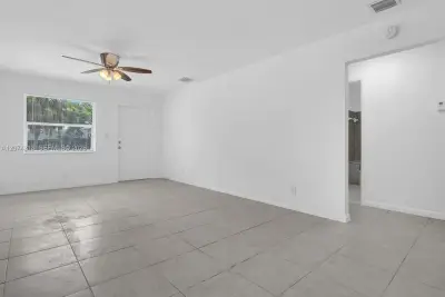 241 NW 40th St #3, Oakland Park: photo 1 of 19
