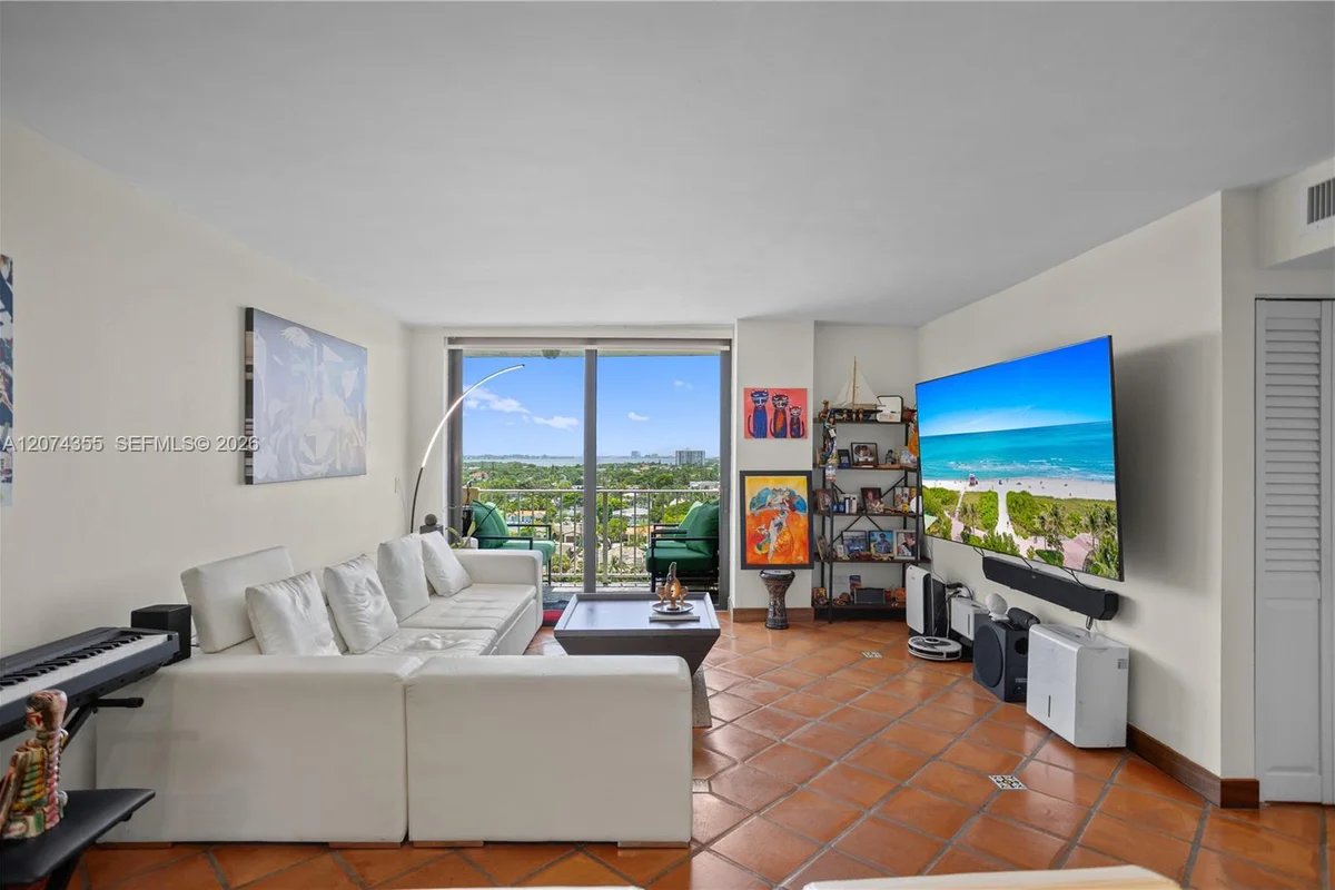 2350 NE 135th St #1204, North Miami: photo 1 of 41