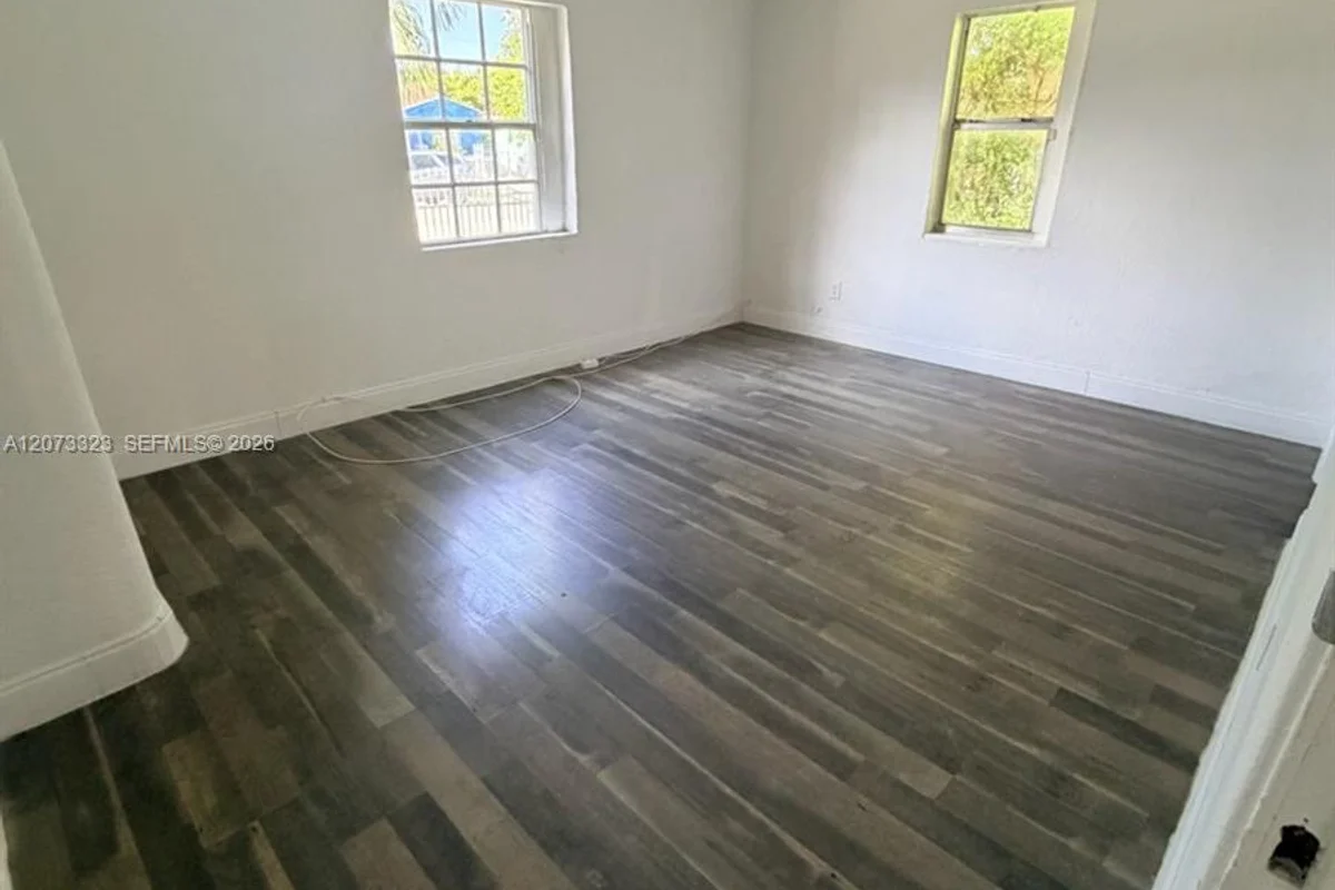 786 NW 75th St #F, Miami: photo 1 of 8