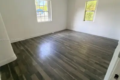 786 NW 75th St #F, Miami: photo 1 of 8