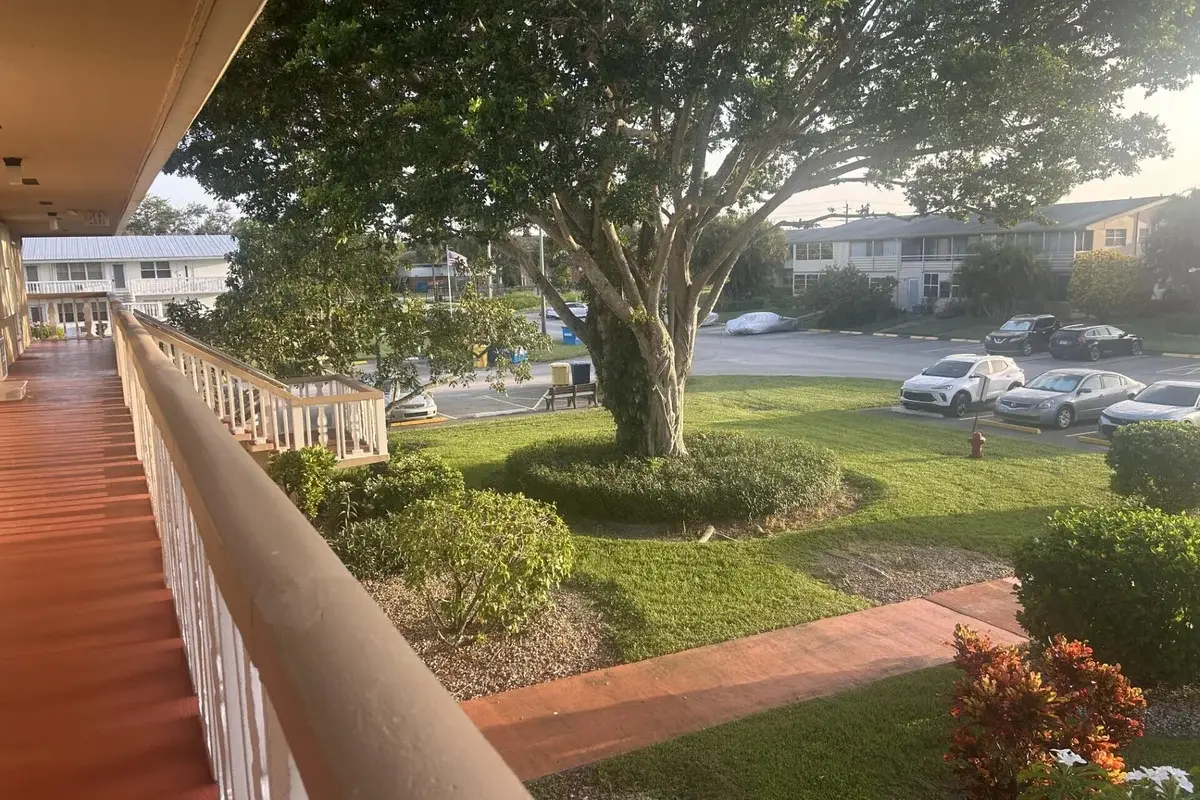 126 Bedford E, West Palm Beach: photo 1 of 16