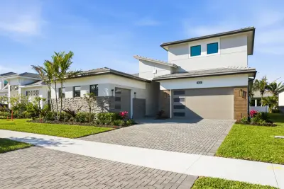 9525 St Germain Dr, Palm Beach Gardens: photo 1 of 51