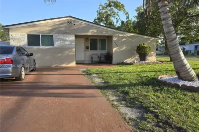 6626 SW 1st Ct, Pembroke Pines: photo 1 of 28