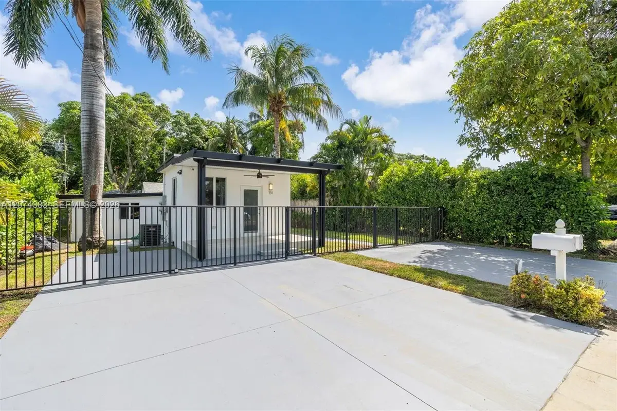 330 NW 82nd Ter, Miami: photo 1 of 33